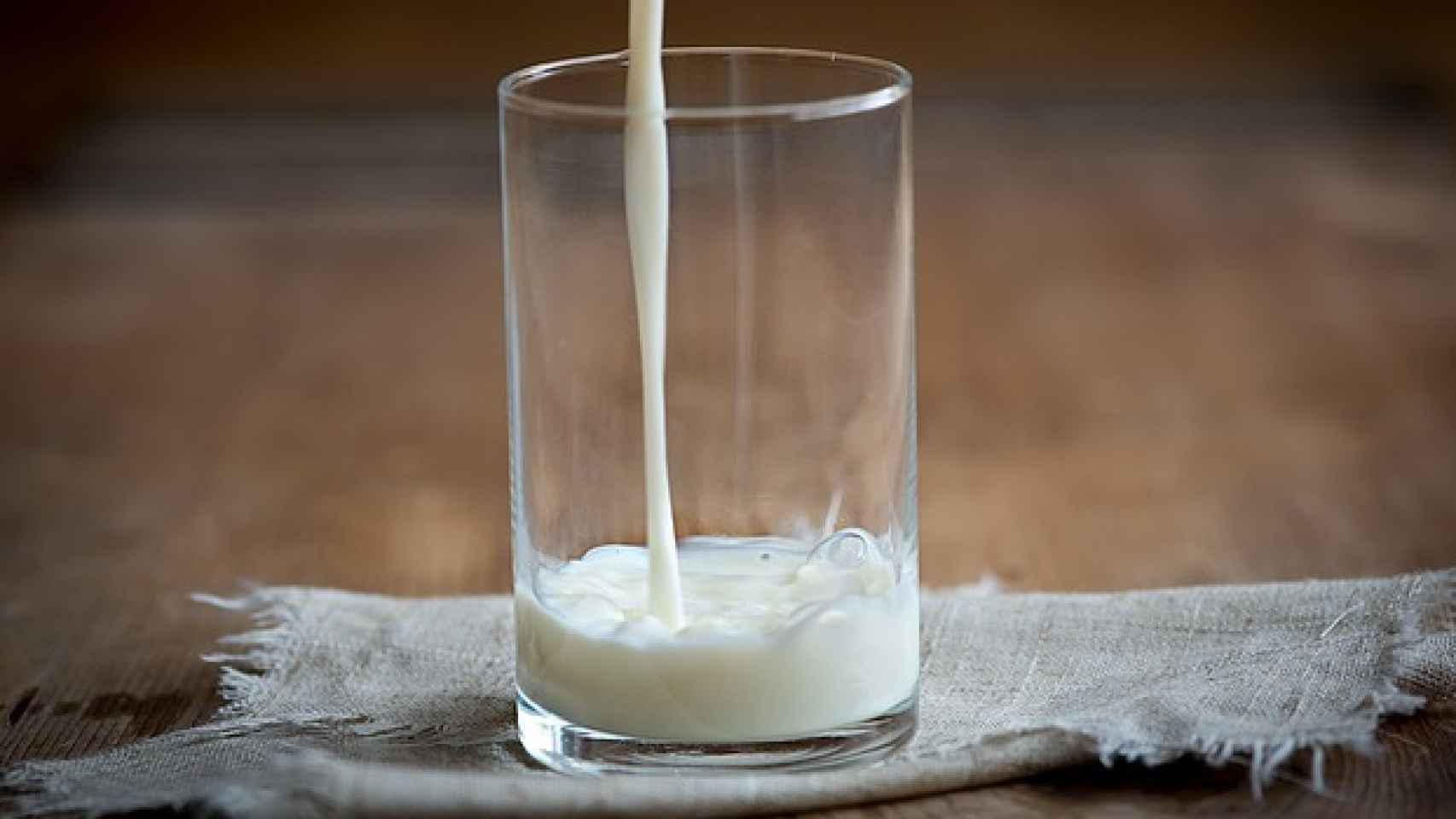 Un vaso de leche de Central Lechera Asturiana.