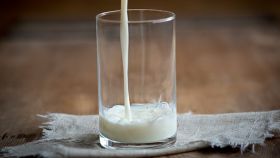 Un vaso de leche de Central Lechera Asturiana.