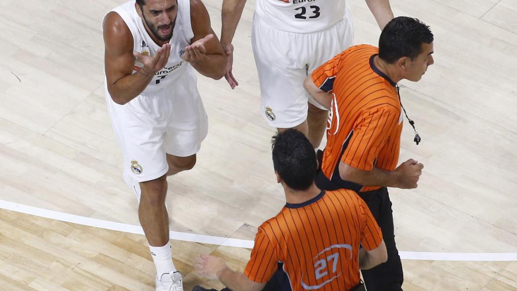 Campazzo y Sergio Llull protestan ante los árbitros