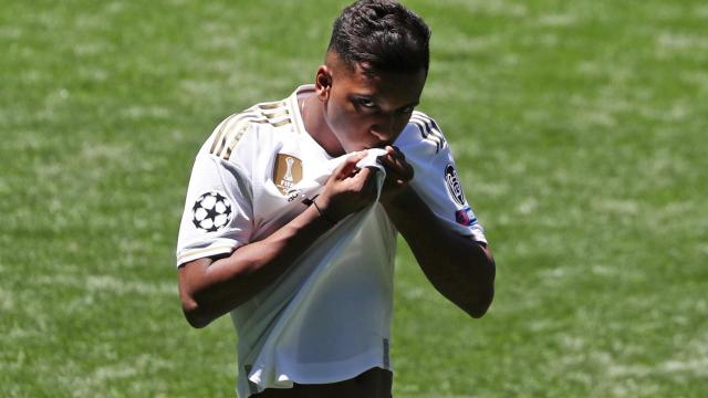 Rodrygo Goes se besa el escudo de la camiseta