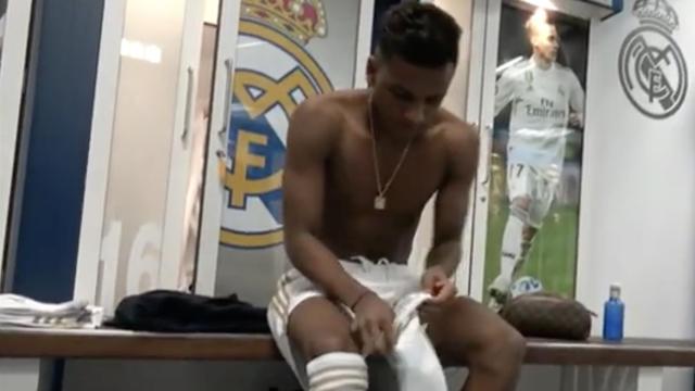 Rodrygo Goes se cambia en el vestuario del Real Madrid