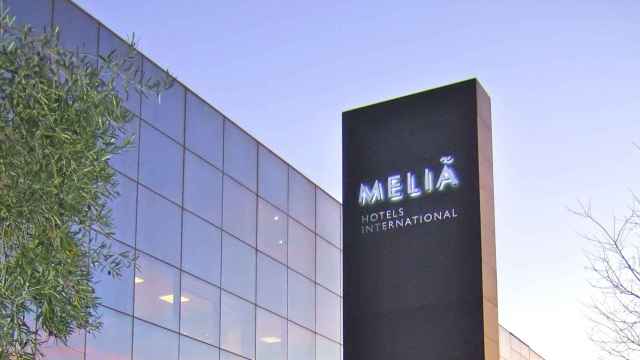 Rótulo de Meliá Hotels a la entrada de uno de sus establecimientos.