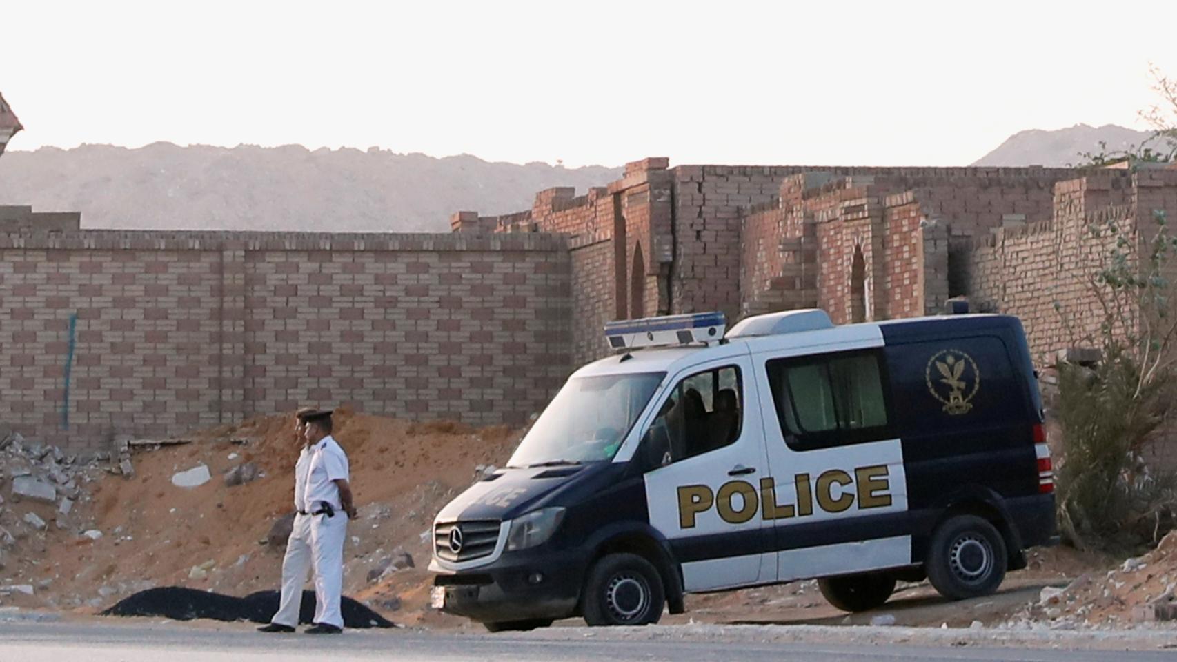 Agentes de policía vigilan el cementerio donde se ha enterrado Mursi.