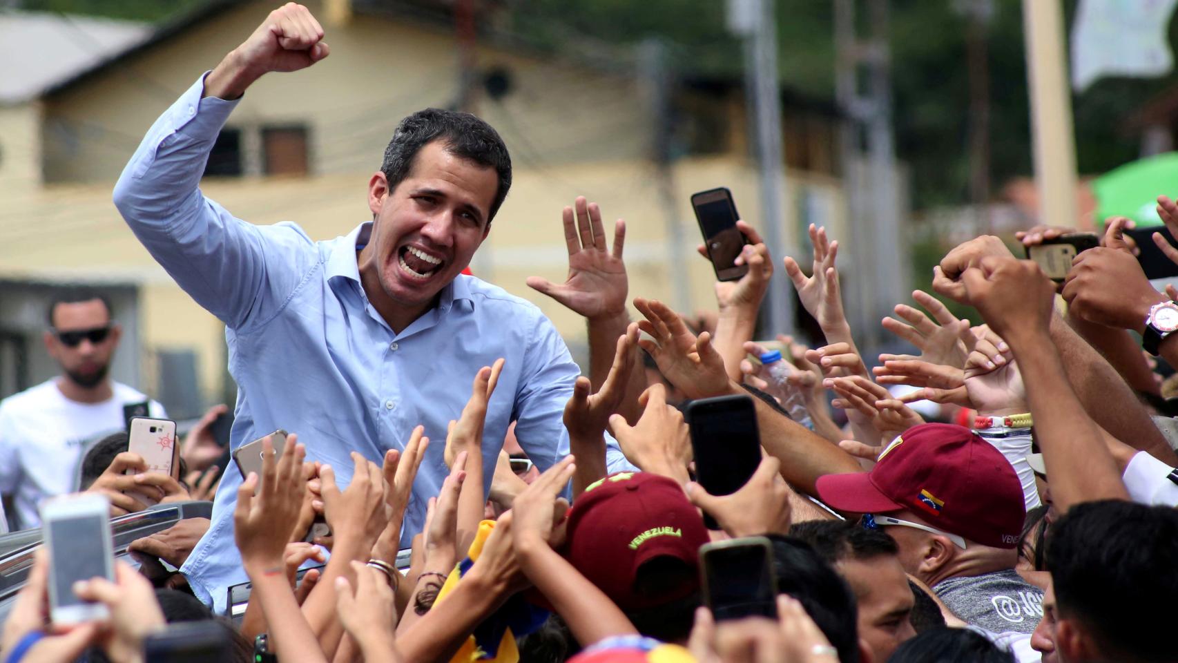 Juan Guaidó con seguidores después de pronunciar un discurso en Tovar.