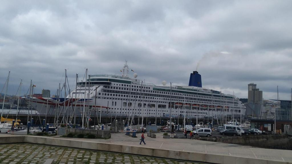 Llega a A Coruña el Aurora, el crucero gafado