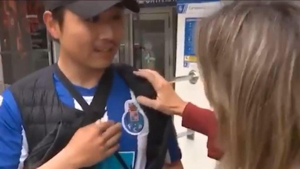 El vídeo viral de una reportera entrevistando a un falso deportivista en Riazor