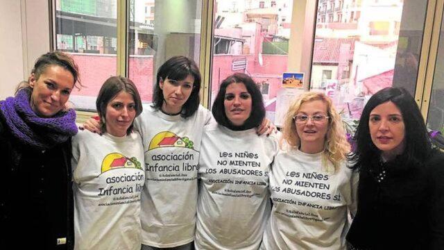 Patricia González (tercera por la izquierda) y María Sevilla (rubia; segunda por la derecha) durante la visita de Infancia Libre al Senado en 2017.