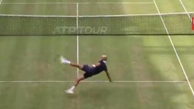 Tsonga y Paire jugando al fútbol con una pelota de tenis