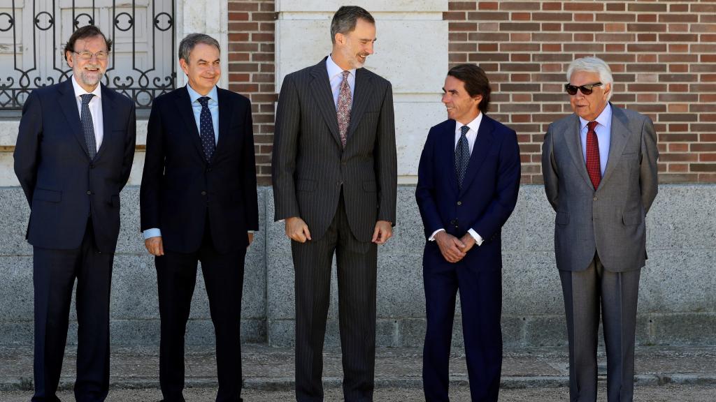 Rajoy, Zapatero, Aznar y González junto a Felipe VI durante un homenaje al monarca