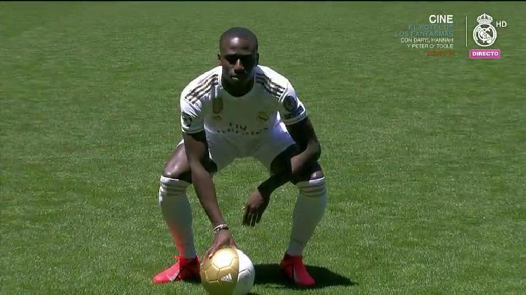 Mendy, en el césped del Santiago Bernabéu