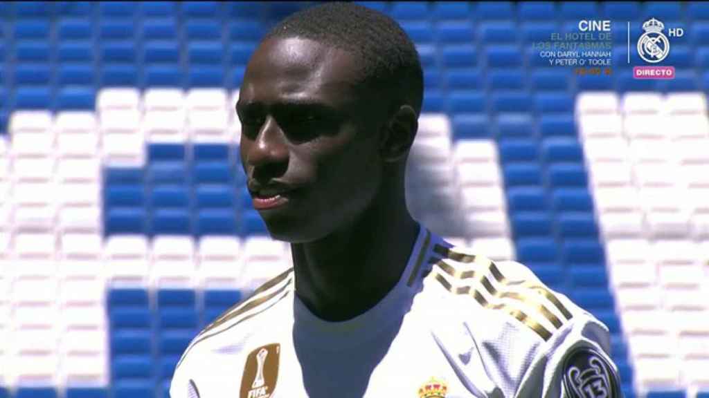 Mendy salta al césped del Santiago Bernabéu