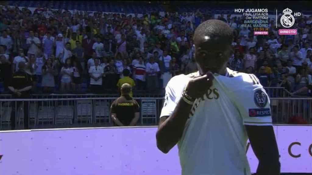 Mendy besa el escudo del Madrid