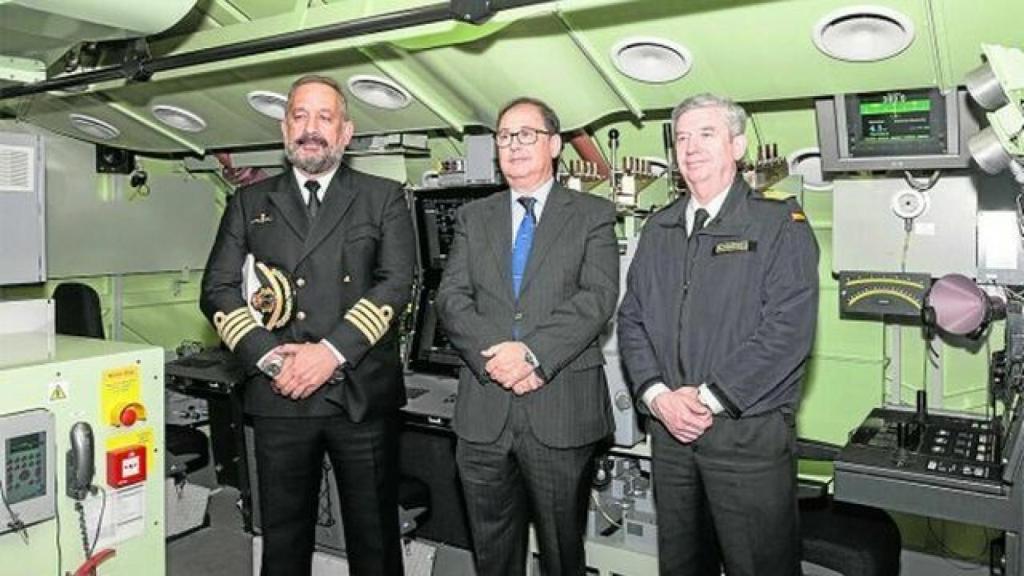 En el centro, Agustín Álvarez Blanco, director del astillero de Navantia en Cartagena, donde se construye el controvertido submarino S-80.