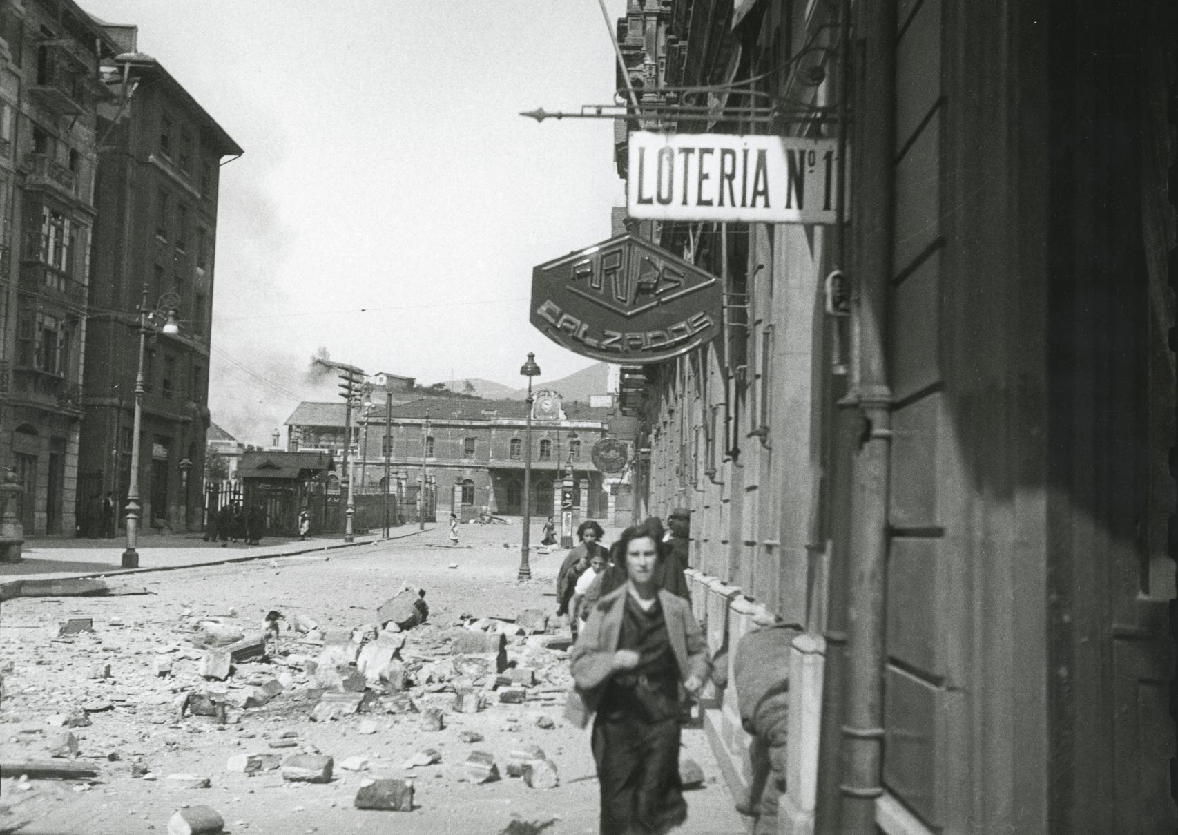 Civiles huyen de las bombas que los aviones republicanos lanzan sobre la Estación de Ferrocarril del Norte de Oviedo (1936).