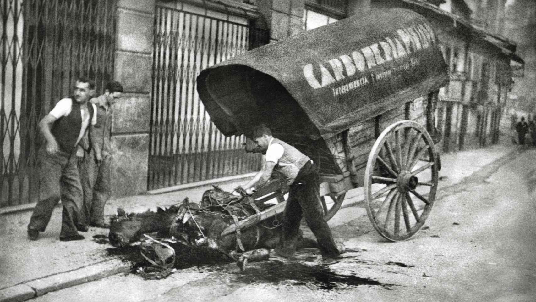 Unos hombres desenganchan los arreos de un caballo muerto (1936)