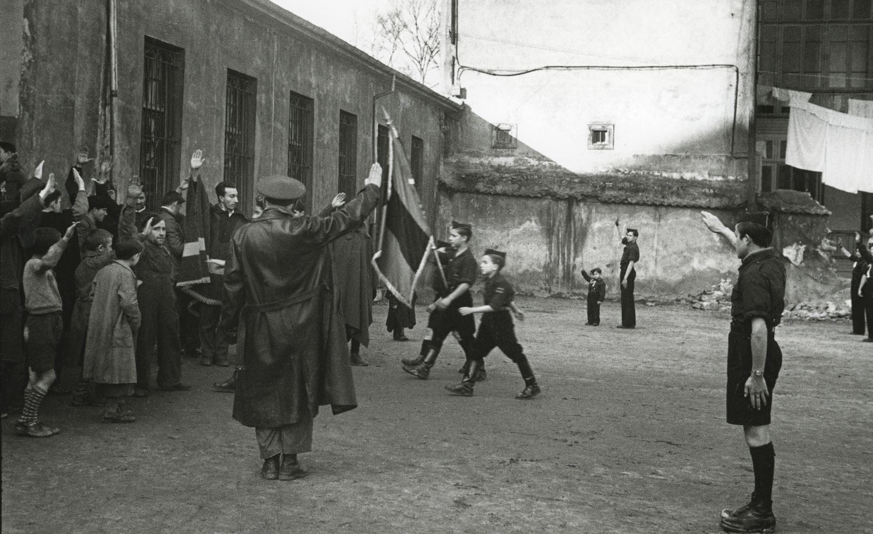 Miembros de las milicias de la Falange se preparan para un desfile en Oviedo (1937)