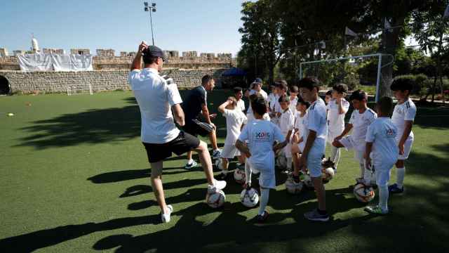 Niños palestinos entrenan en las murallas de Jerusalén con preparadores del Real Madrid