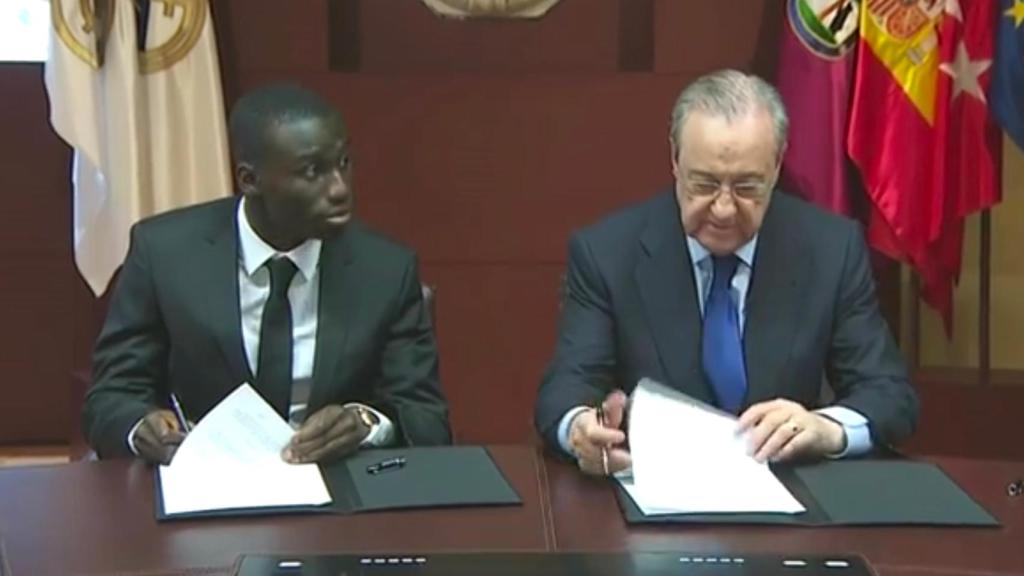 Ferland Mendy firma su contrato con el Real Madrid