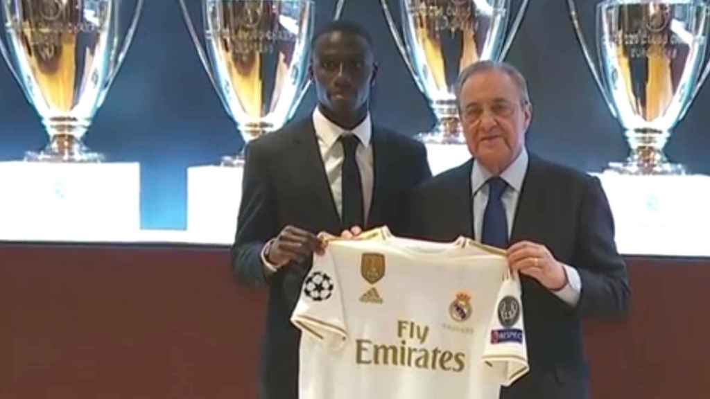 Ferland Mendy posa con la camiseta del Real Madrid