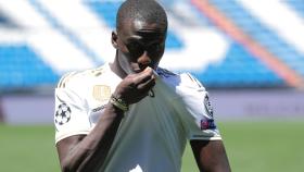 Ferland Mendy posa con la camiseta del Real Madrid en el césped del Santiago Bernabéu