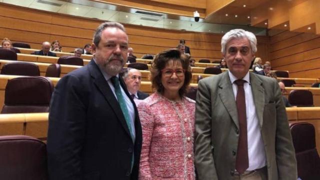 Tomás Burgos (derecha) junto a Jesús Labrador y Carmen Riolobos