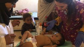 El hospital español que se guarda en un maletín para ayudar a los saharauis