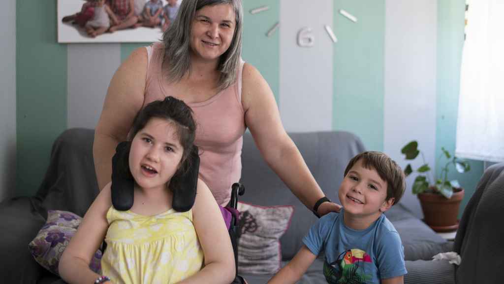 Eva Gómez junto a sus hijos Elsa y Mario