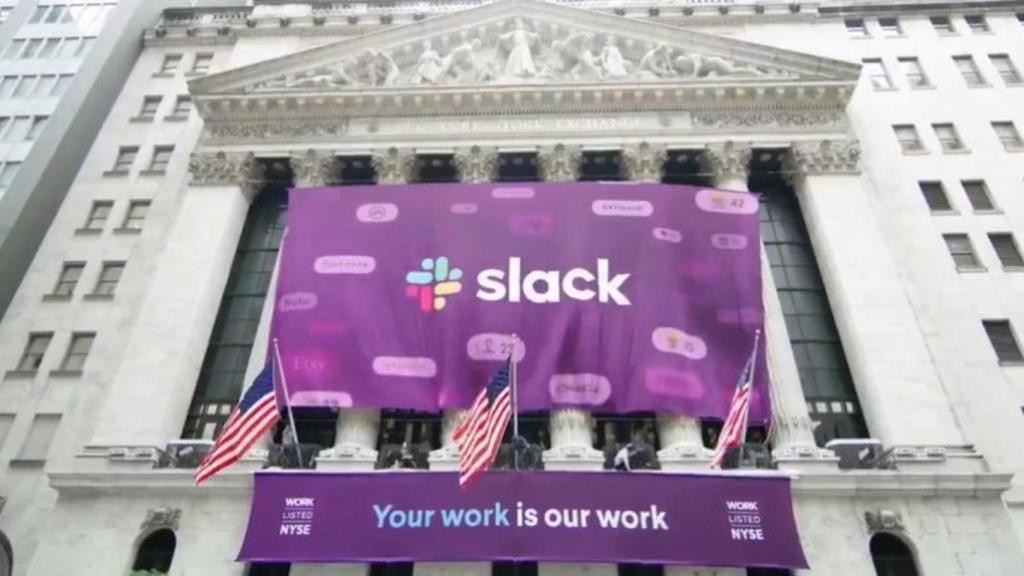 Bandera con el logo de Slack colgando del edificio de la Bolsa de Nueva York.