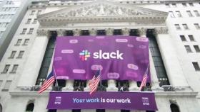 Bandera con el logo de Slack colgando del edificio de la Bolsa de Nueva York.