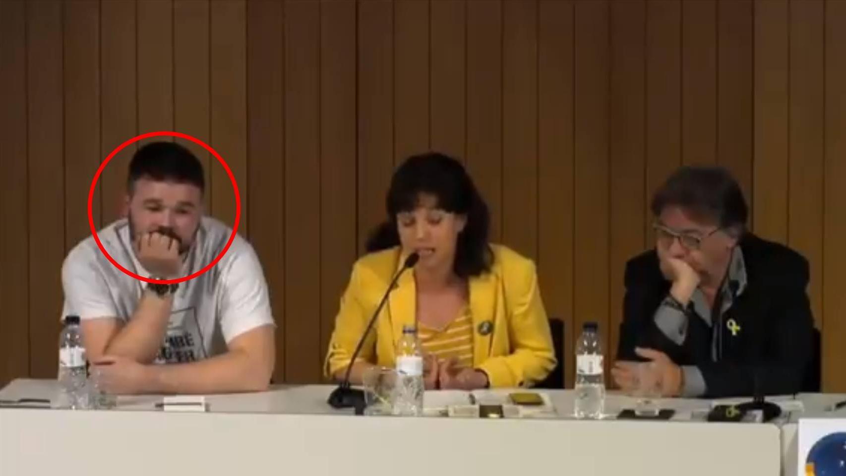 Gabriel Rufián no disimula su incomodidad durante la charla de Beatriz Talegón.