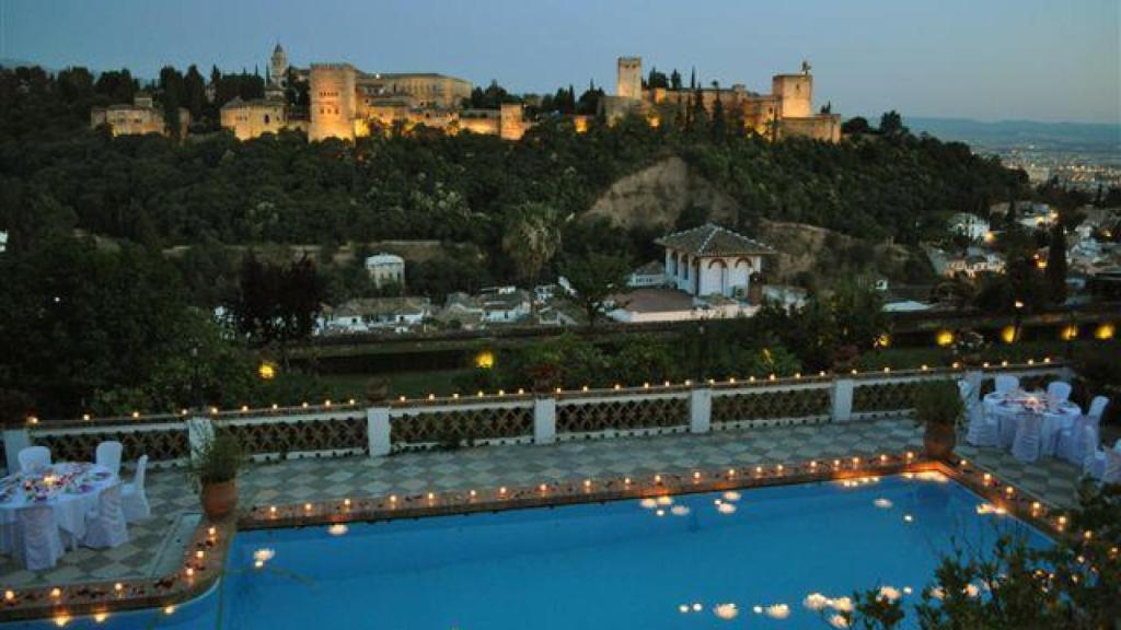 La impresionante piscina interior del carmen, con vistas a la Alhambra.