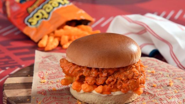 Hamburguesa de pollo frito y Cheetos, la guarrindongada de KFC que arrasa antes de salir