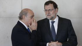 El exministro de Interior, Jorge Fernández Díaz, con el expresidente Mariano Rajoy.