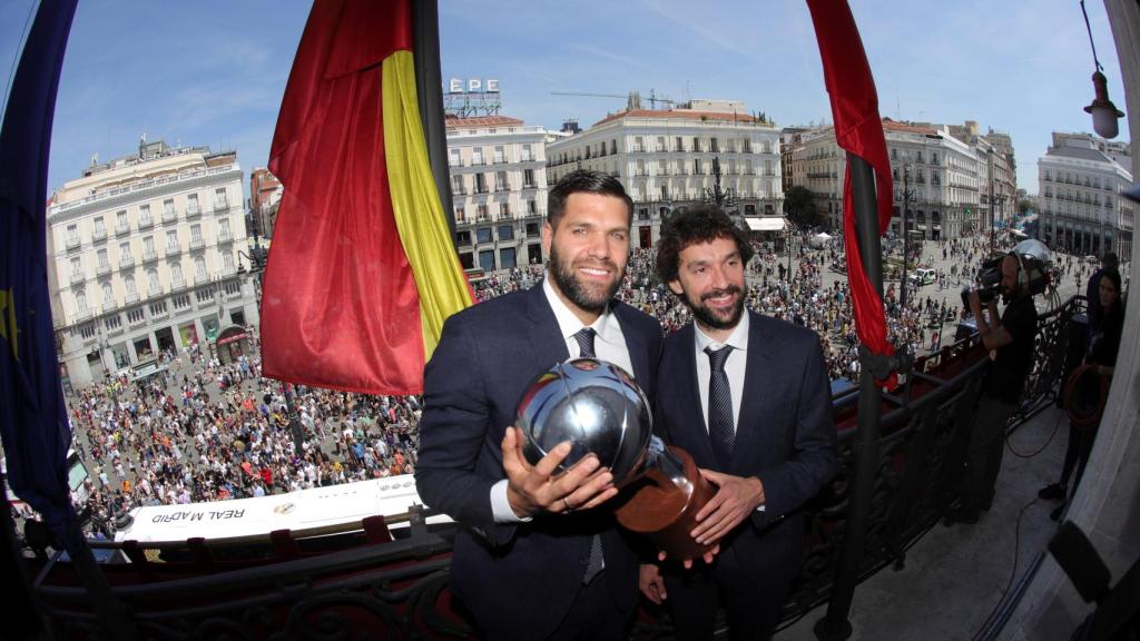 Felipe Reyes y Llull posan con el trofeo de Liga