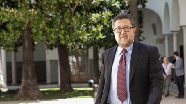 Francisco Serrano en los pasillos del parlamento andaluz.