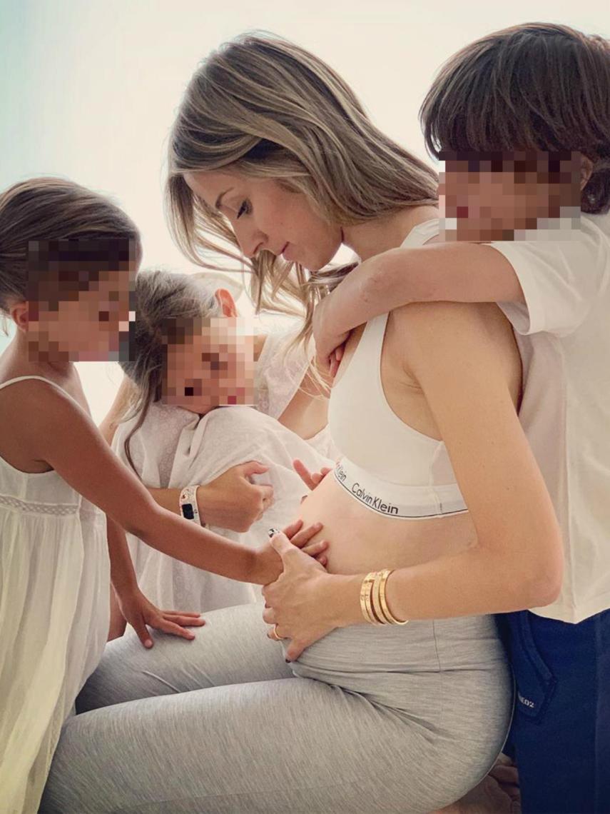 Carlota Ruiz y sus tres hijos en una imagen de redes sociales.