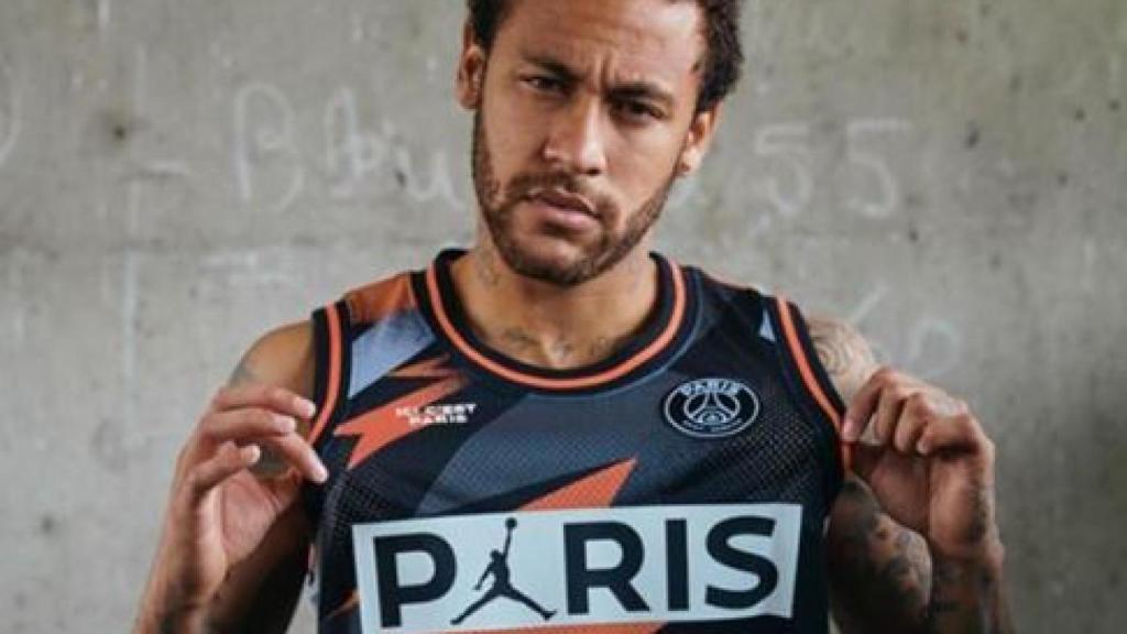 Neymar posa con una nueva línea de camisetas. Foto: Instagram (@psg)