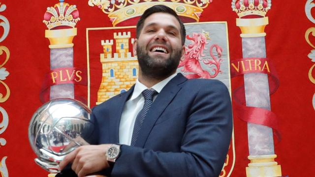 Felipe Reyes posa con el trofeo de Liga