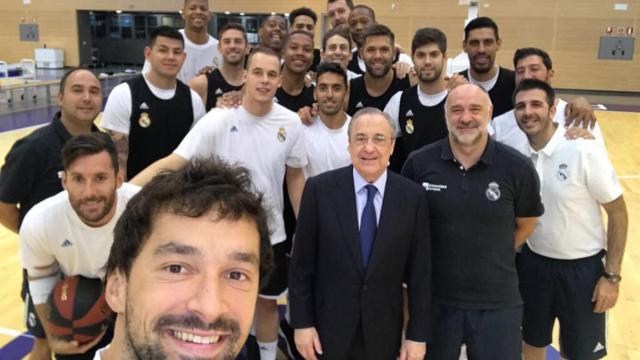 Florentino Pérez con la plantilla del Real Madrid