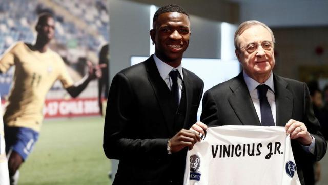 Vinicius Júnior y Florentino Pérez, el día de la presentación del delantero.