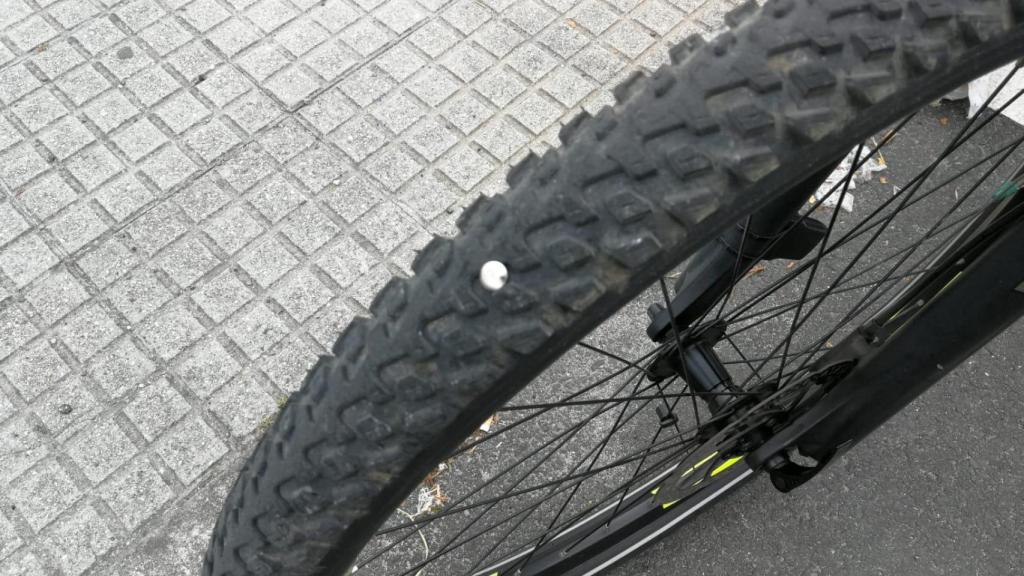 Vuelven a aparecer chinchetas en el carril bici de A Coruña