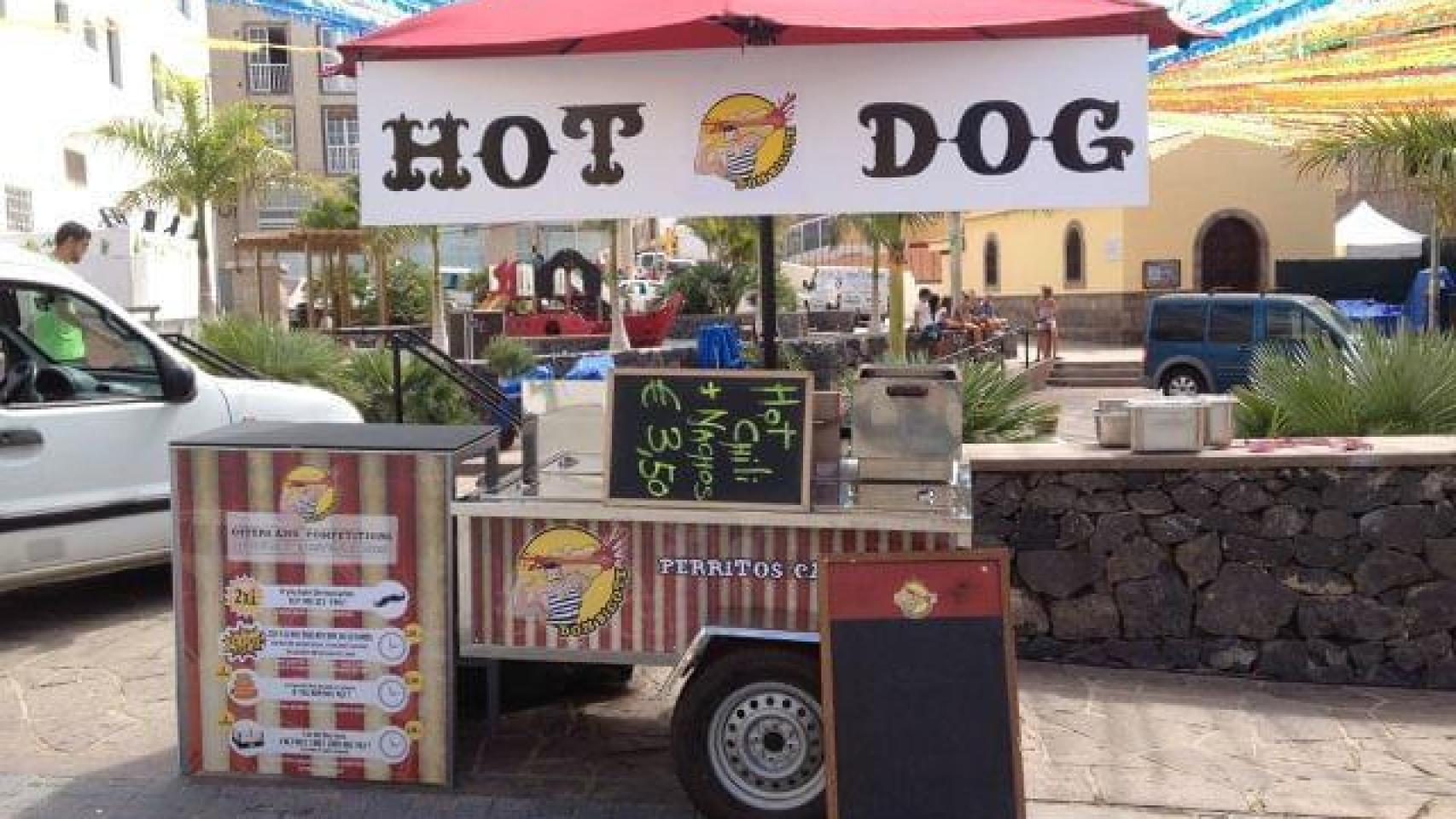 Un puesto de perritos calientes en una feria.