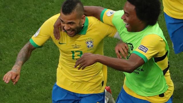 Dani Alves, con Brasil