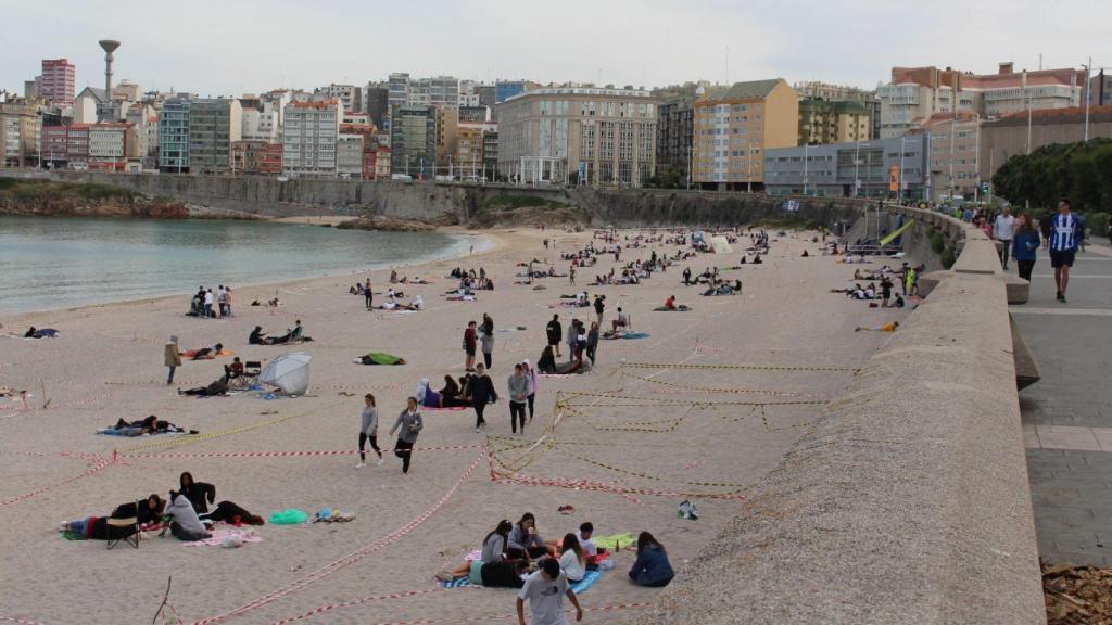 San Juan de A Coruña: Parcelas hasta la orilla en el Orzán desde primera hora