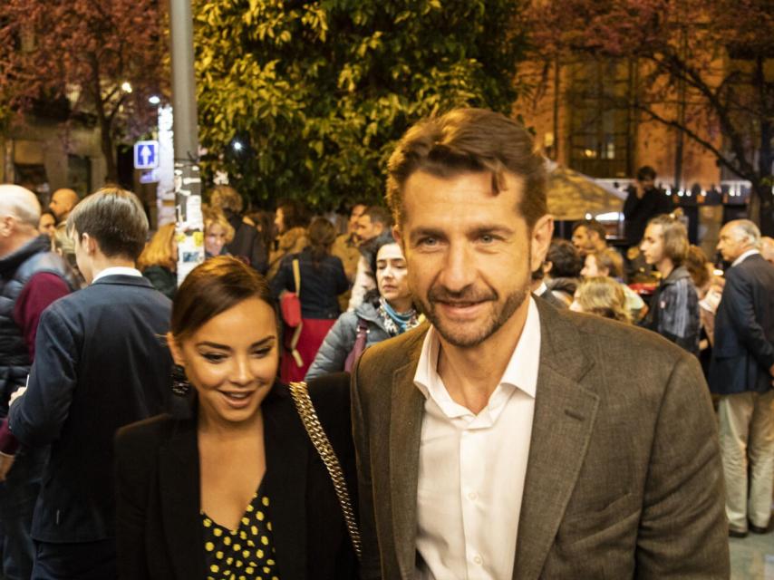 Chenoa junto a Miguel Sánchez Encimas llegando al Teatro Nuevo Apolo de Madrid.