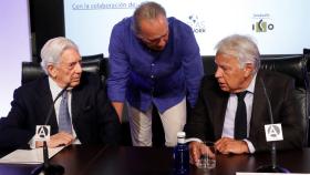 Vargas Llosa, Bertín Osborne y Felipe González en Casa América.