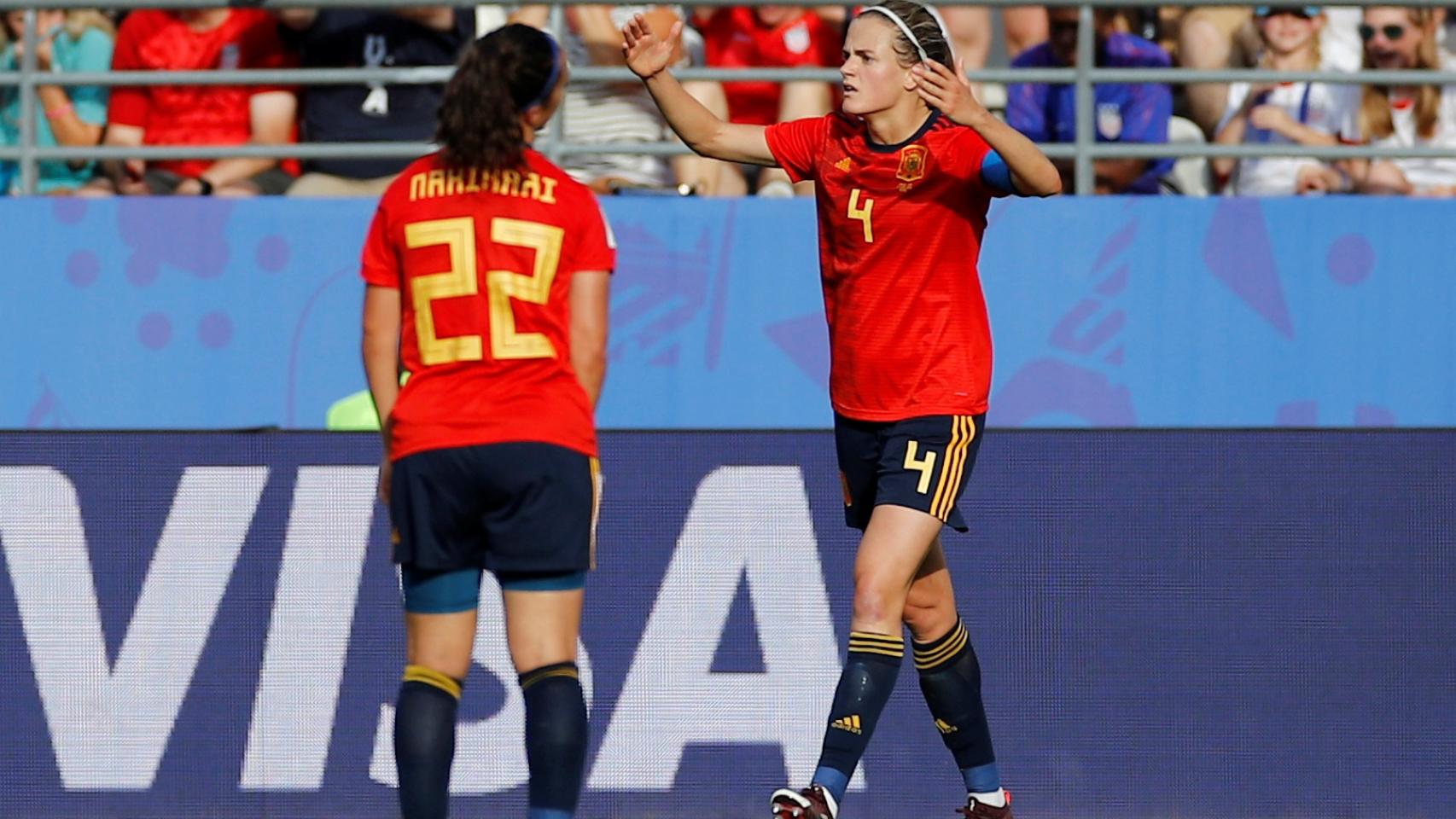 Irene Paredes y Nahikari Garcia reaccionan al segundo penalti de Estados Unidos