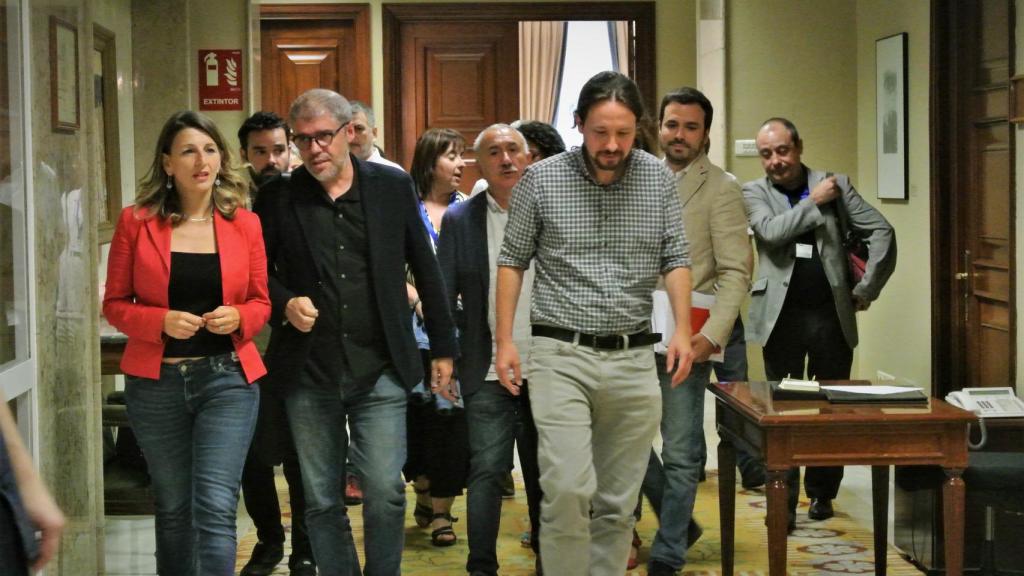 Yolanda Díaz, Unai Sordo (CCOO), José María Álvarez (UGT), Pablo Iglesias y Alberto Garzón, tras la reunión de los sindicatos con Unidas Podemos.