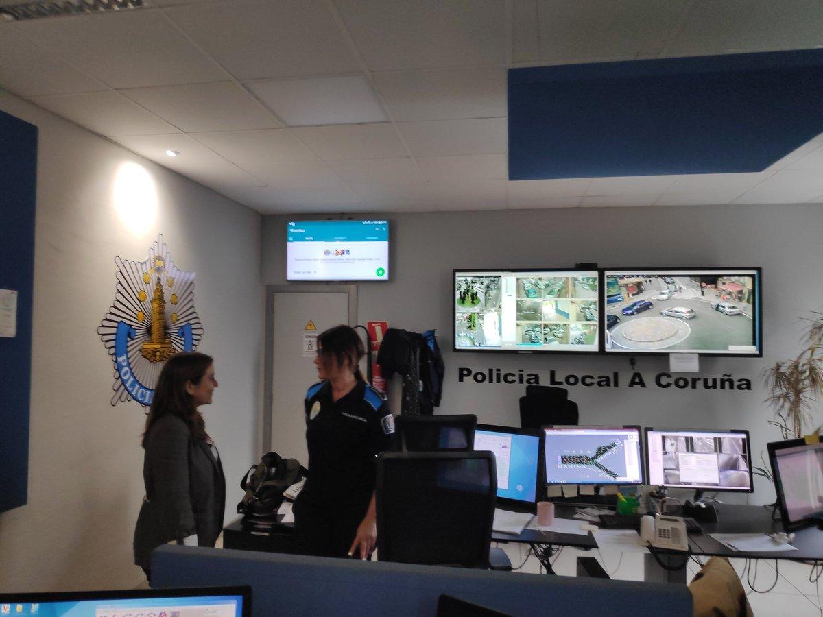 Ayer, durante la visita a la Policía Local