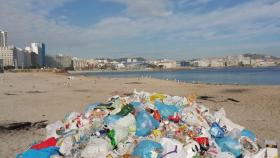 Basura en la playa del Orzán.